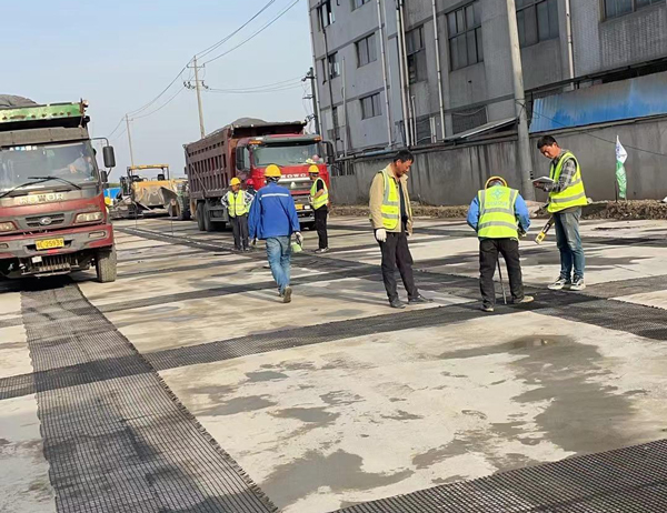 托克逊老材料的新故事:玻璃纤维土工格栅如何在‘白改黑’浪潮中重获新生?